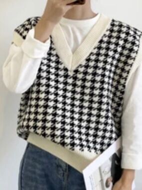 Black and white houndstooth v-neck knit vest s women EUC